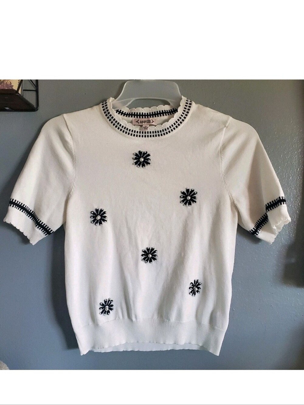 NANETTE LEPORE WHITE & BLACK BEADED FLOWER KNIT SWEATER TOP SIZE MEDIUM